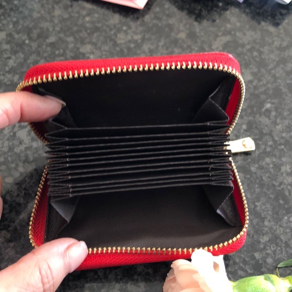 Louis Vuitton Fashion card holder. - Picture 2 of 4